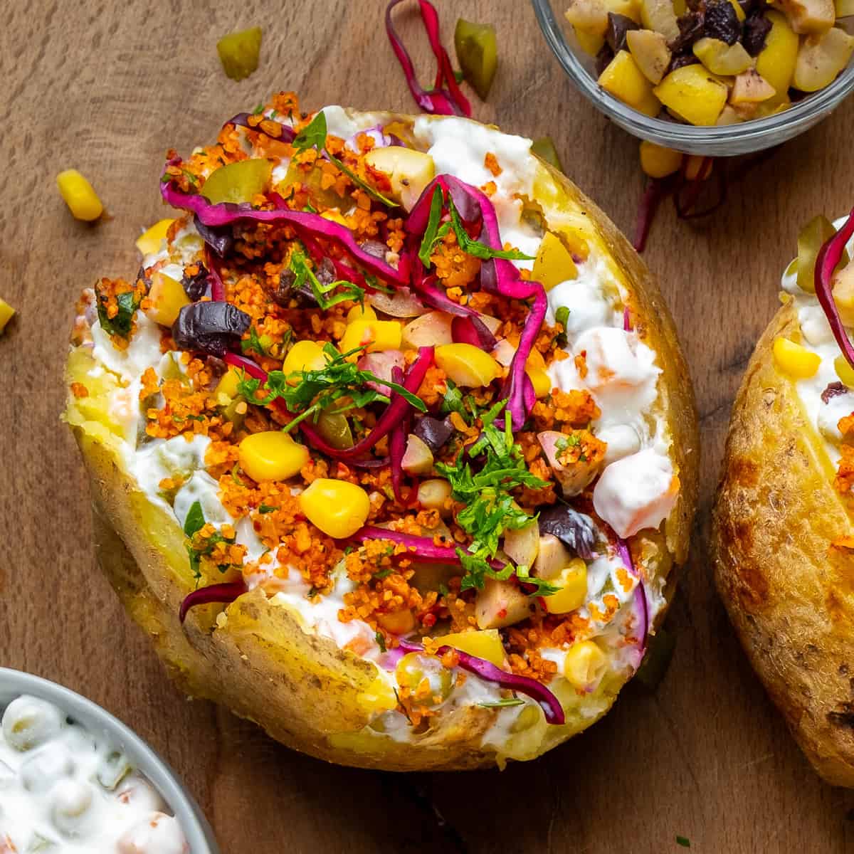 Ein cremiger Kumpir mit verschiedenen Füllungen